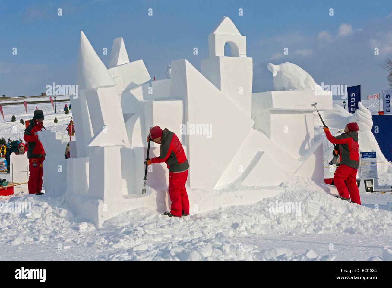 Kanada, Québec, Québec (Stadt) im Winter, der Winterkarneval in Quebec, die Ebenen von Abraham, die internationale Schnee Skulptur Wettbewerb, Bildhauer hart bei der Arbeit zu beenden Stockfoto