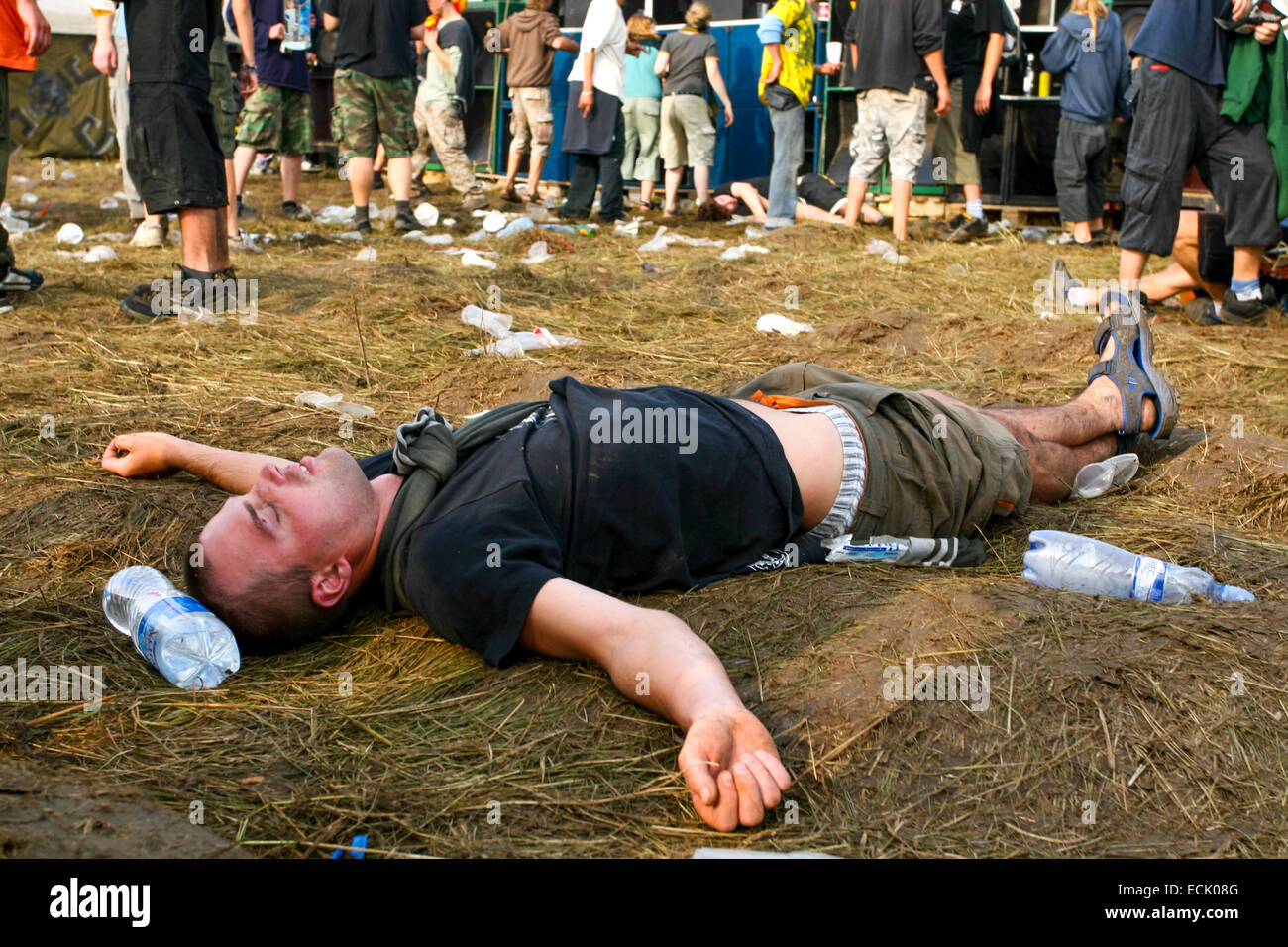 Betrunkener Mann schläft, tschechisches Techno-Musikfestival Drogen Tschechische Republik Stockfoto