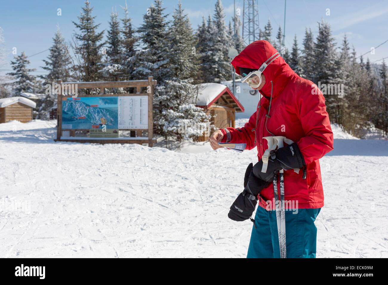 Kanada, Provinz Quebec, die Region von der Eastern Townships, im Dorf Sutton, der Ski resort an der Spitze, Studium der Pistenplan Stockfoto