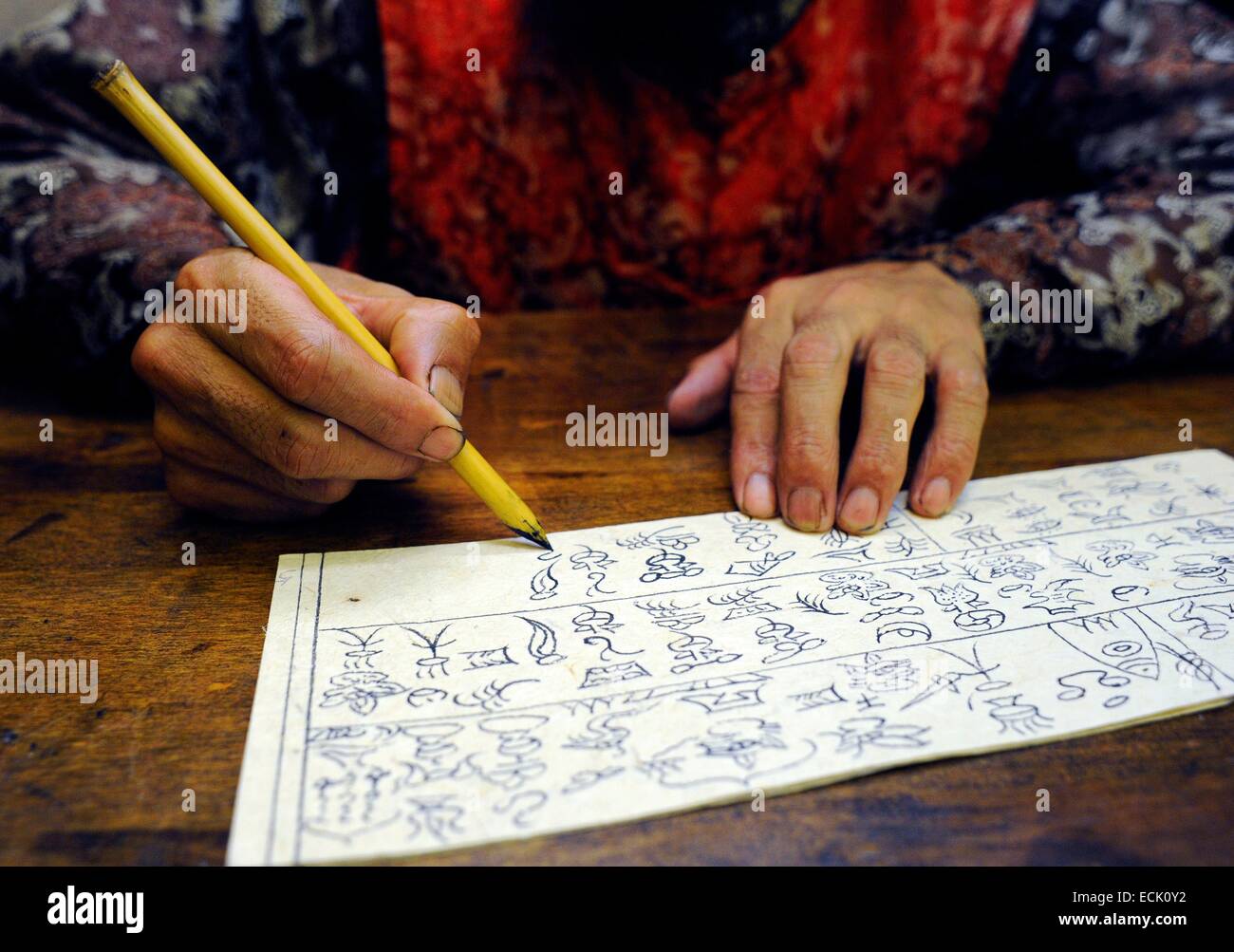 China, Provinz Yunnan, Lijiang, Naxi-Kalligraphie Stockfoto