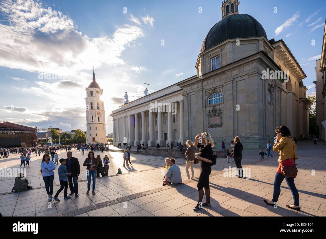 Litauen (Baltikum), Vilnius, Altstadt Weltkulturerbe der UNESCO, der Clock Tower vor St. Stanislaus Kathedrale, Katedros Aikste Stockfoto
