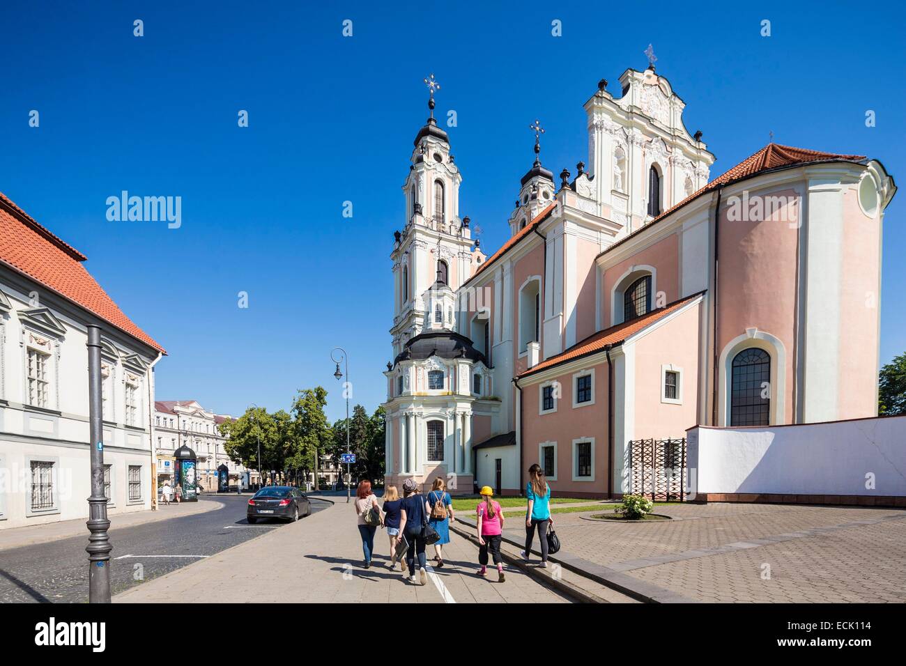 Litauen (Baltikum), Vilnius, Altstadt Weltkulturerbe der UNESCO, St Catherine Barockkirche in eine Konzerthalle und Theater, Straße Vilniaus Gatve verwandelt Stockfoto