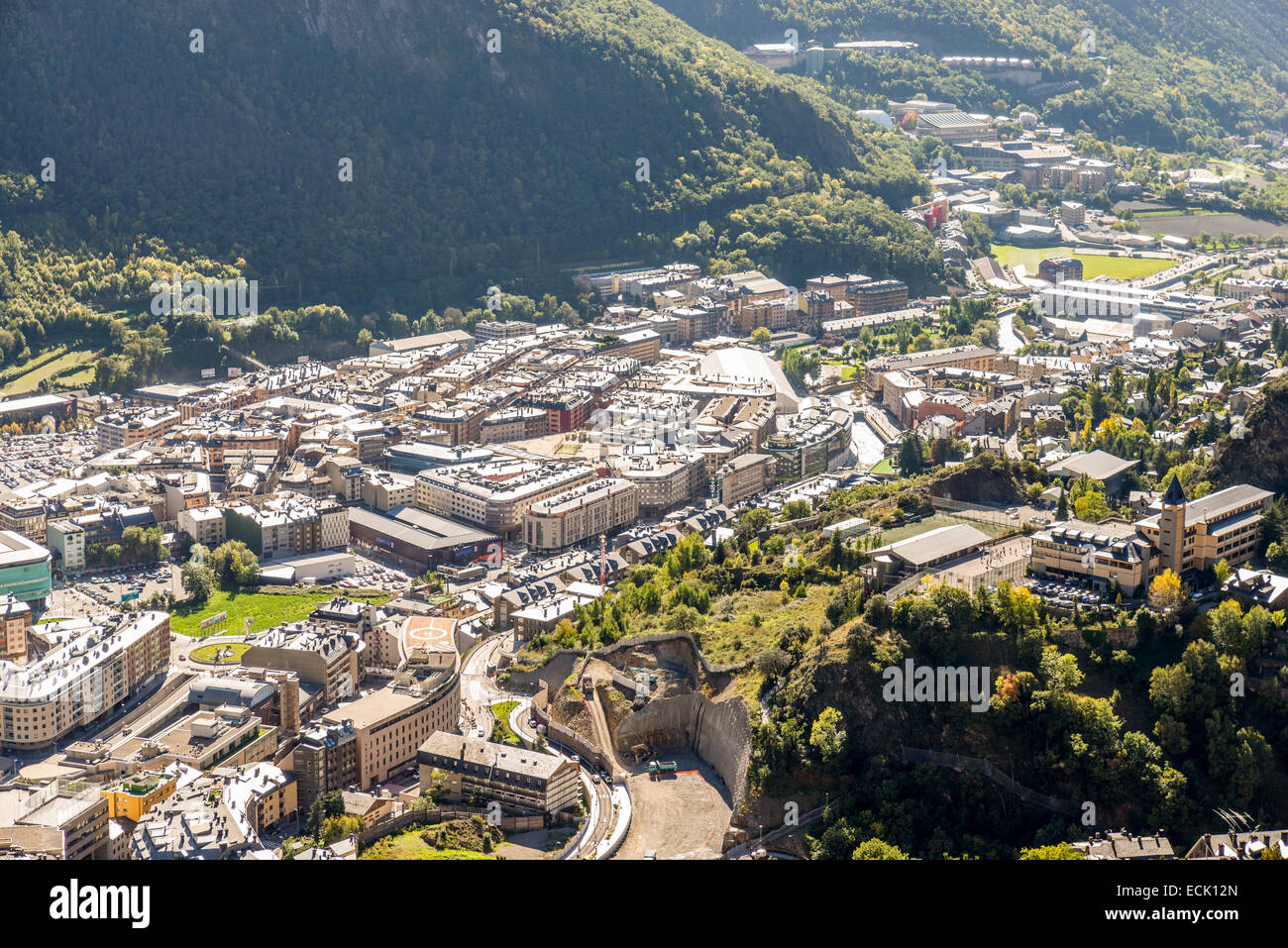 Stadt von Andorra La Vella-Blick vom Berg Stockfoto