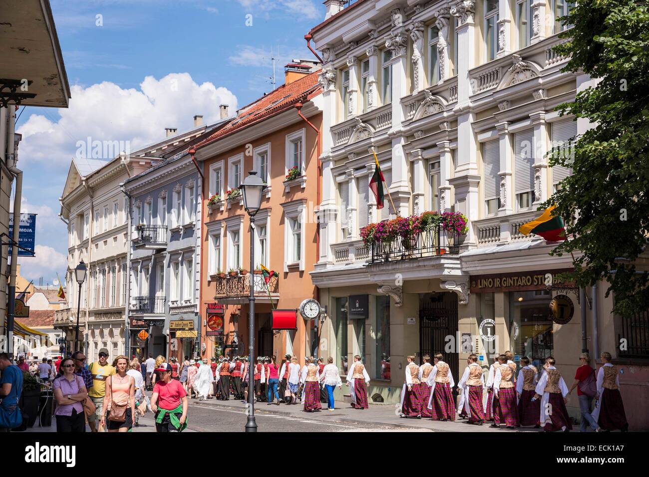 Litauen (Baltikum), Vilnius, die Altstadt Weltkulturerbe der UNESCO, Didzioji Gatve Straßenparade einer Folklore-Gruppe anlässlich der Feier der Krönung von König Mindaugas und Sängerfest Stockfoto