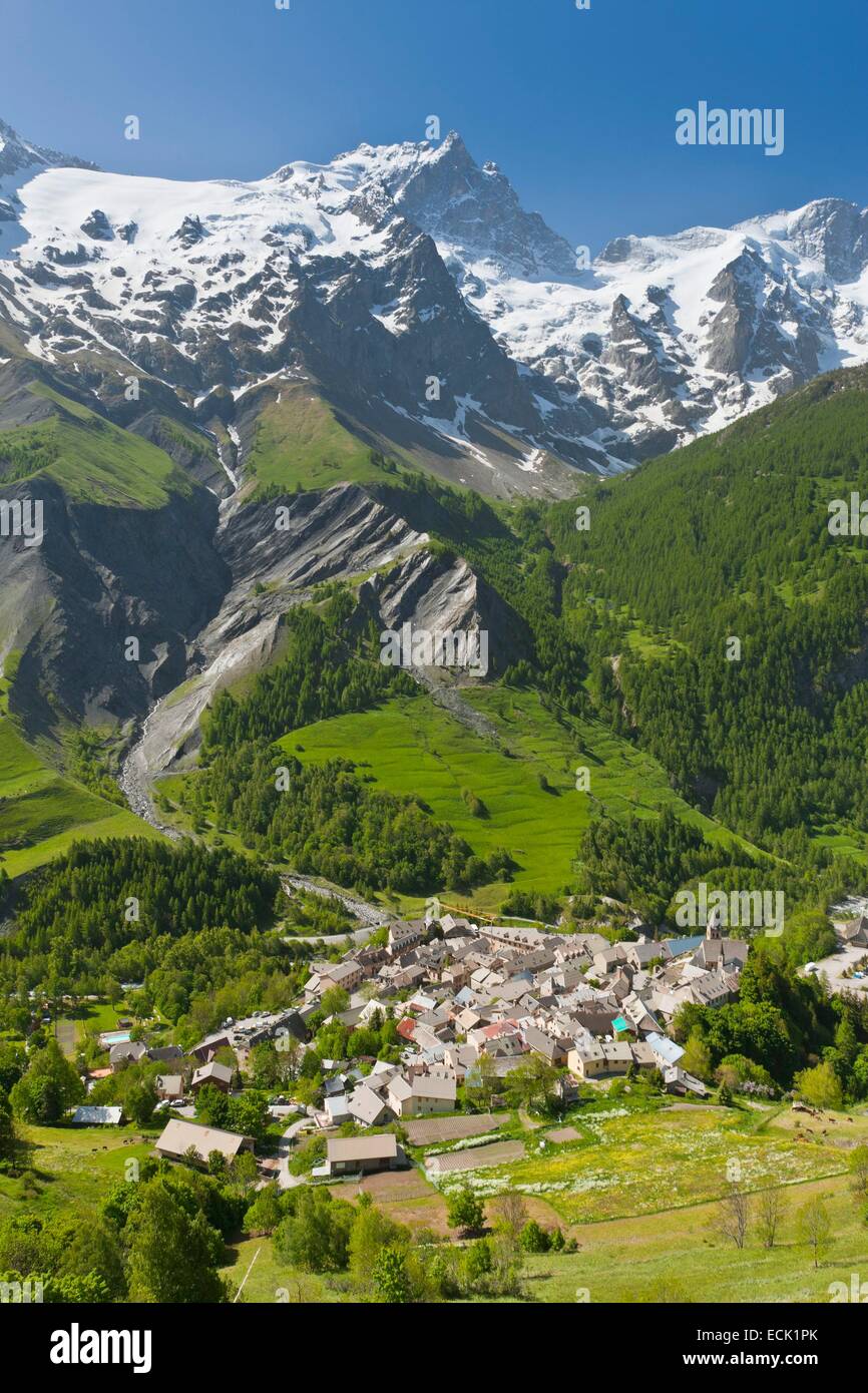 Frankreich, Hautes-Alpes, Ecrins-Nationalpark, das Dorf von La Grave-la Meije, mit der Bezeichnung Les Plus Beaux Dörfer de France (die schönsten Dörfer Frankreichs) und Massif De La Meije (3982 m) Stockfoto