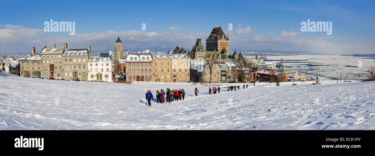 Kanada, Québec, Québec (Stadt) im Winter, die Oberstadt von alten Quebec ein Weltkulturerbe der UNESCO, die Ebenen von Abraham, Chateau Frontenac, erklärt tour Gruppe Stockfoto