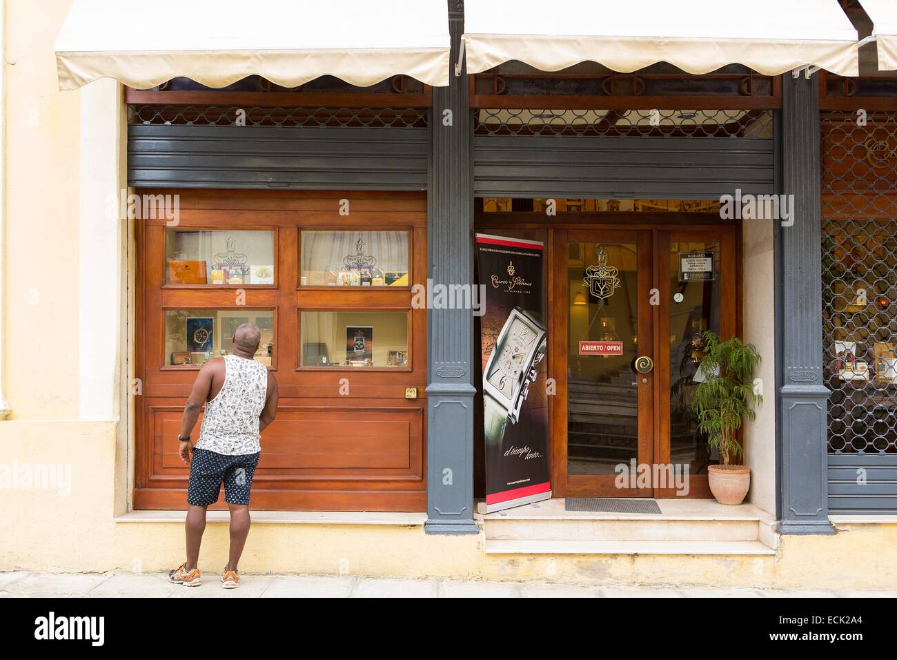 Kuba, La Habana, La Habana Vieja Bezirk aufgeführt als Weltkulturerbe der UNESCO, Rückansicht eines Mannes, der gerade im vorderen Verkauf von Luxus-Uhren-shop Stockfoto