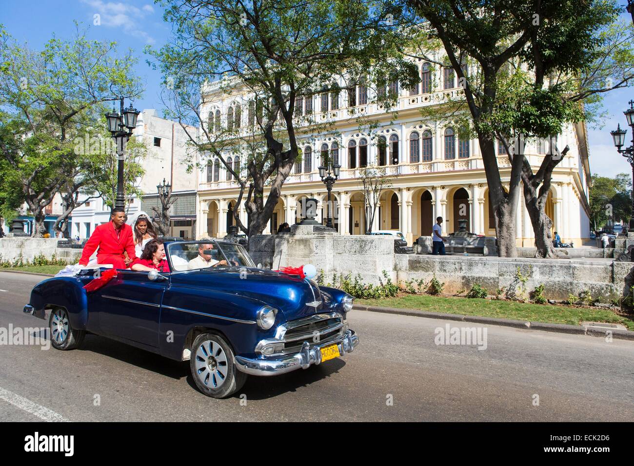Kuba, La Habana, Centro Habana Bezirk, verheiratete neu in ein amerikanisches Auto nach der Palacio de Los Matrimonios am Paseo del Prado Stockfoto