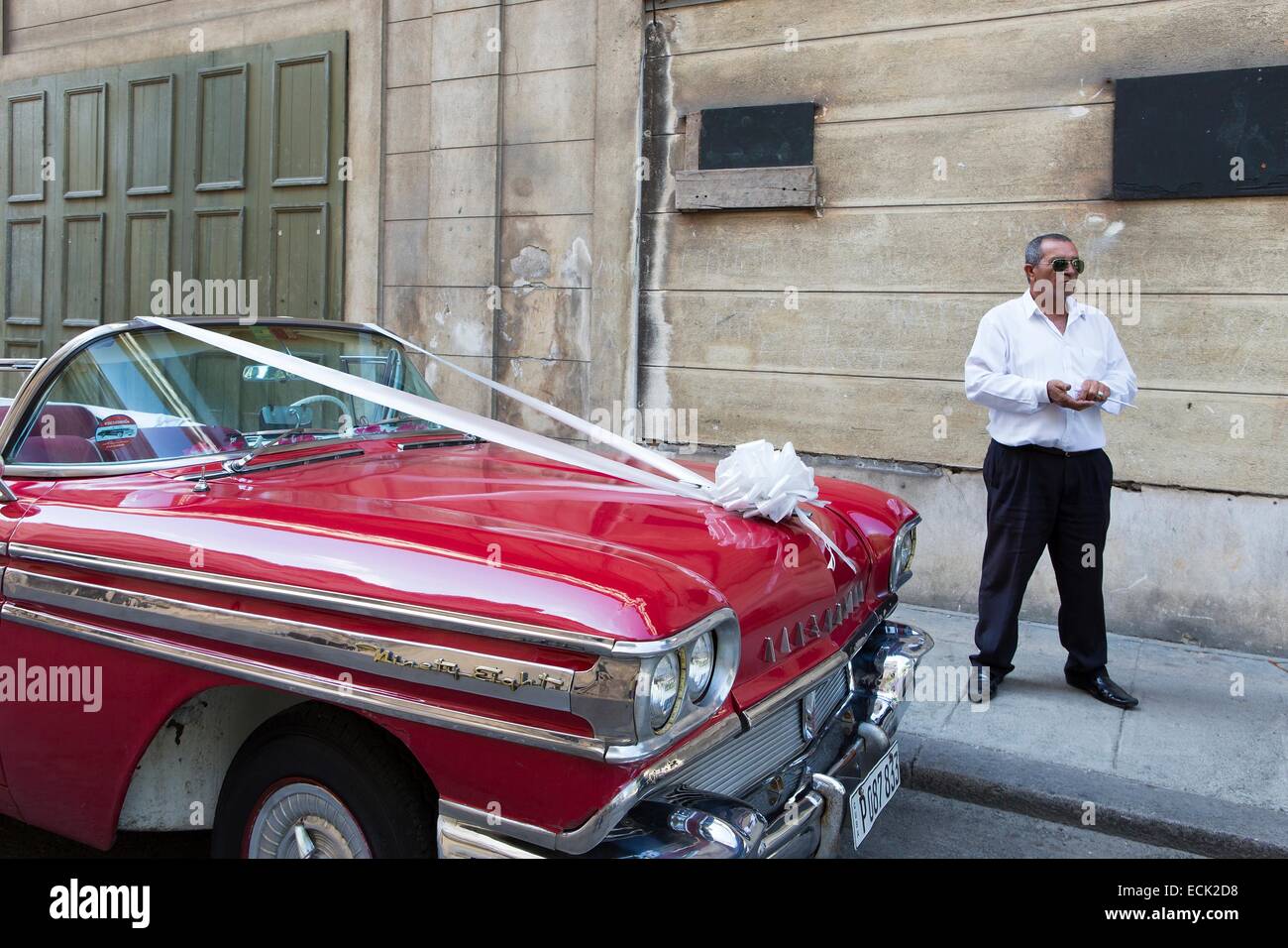 Kuba, La Habana, Centro Habana Districy, amerikanisches Auto geparkt Bearby Palacio de Los Matrimonios auf dem Paseo del Prado Stockfoto