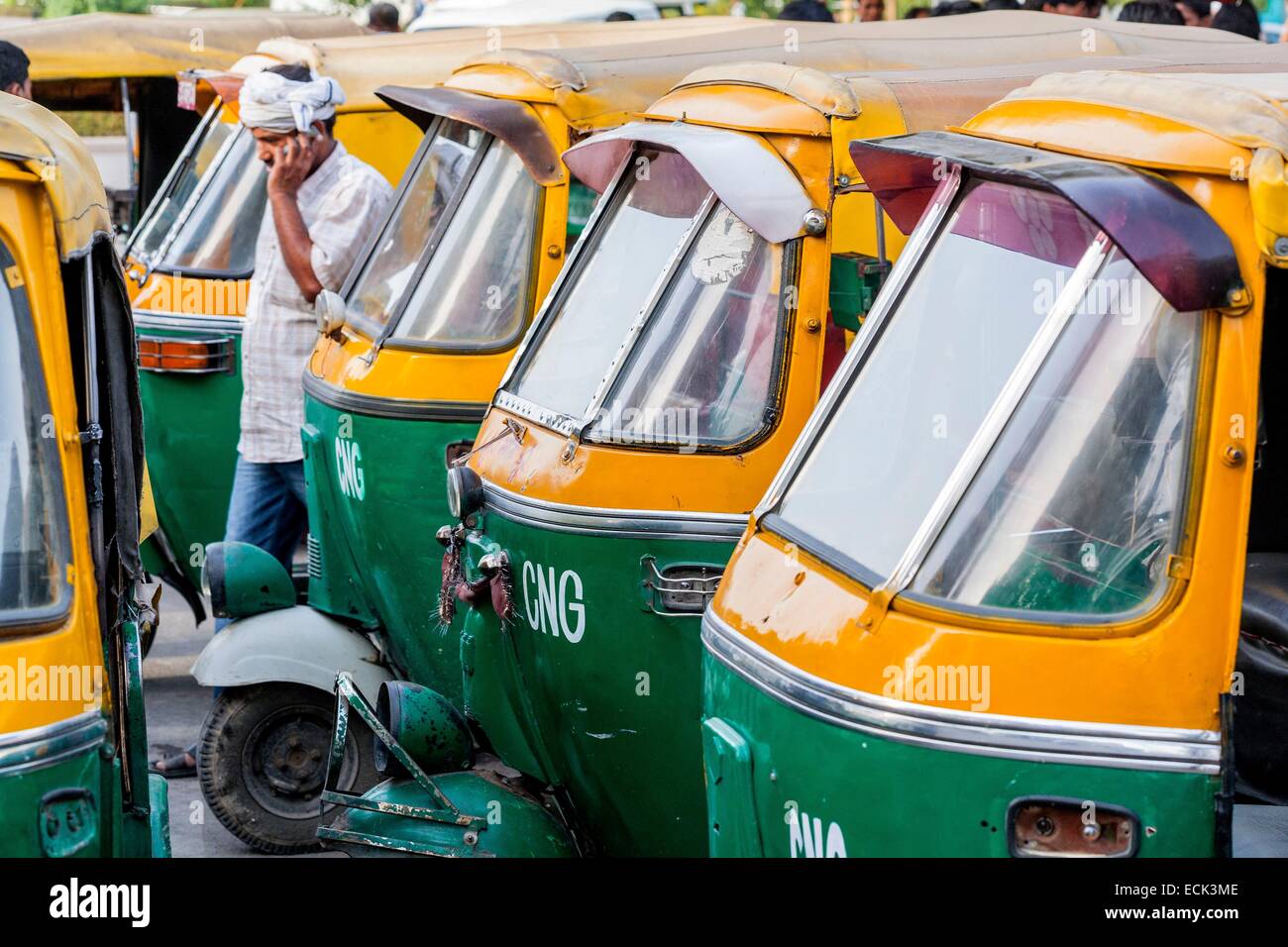 Indien, Neu-Delhi, Connaught Place, motorisierte Rikschas Stockfoto