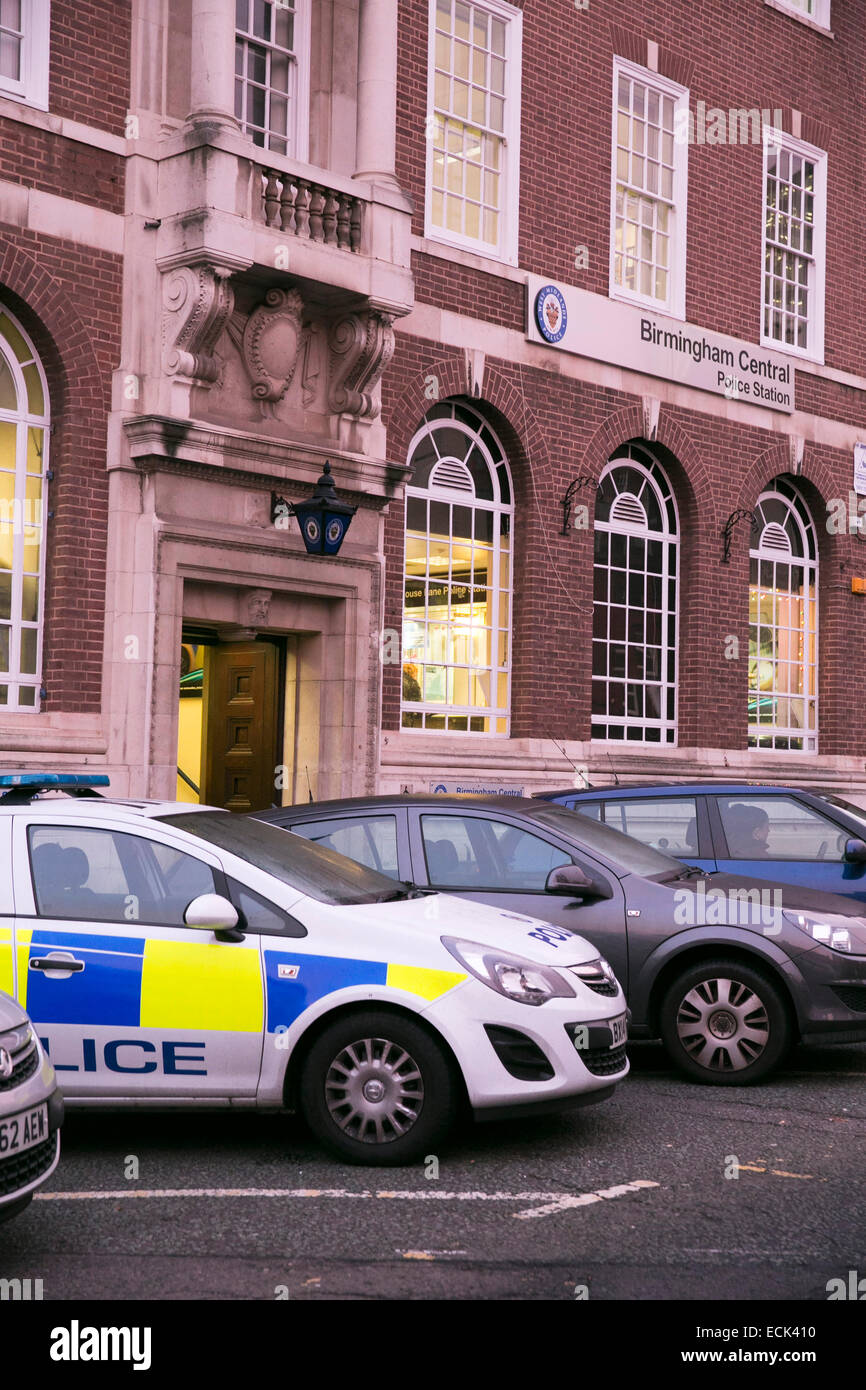 Polizei-Fahrzeuge außerhalb Steelehouse Polizeistation, Birmingham, auch bekannt als Birmingham Central Police Station Stockfoto