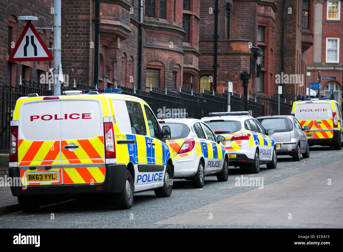 Polizei-Fahrzeuge außerhalb Steelehouse Polizeistation, Birmingham, auch bekannt als Birmingham Central Police Station Stockfoto