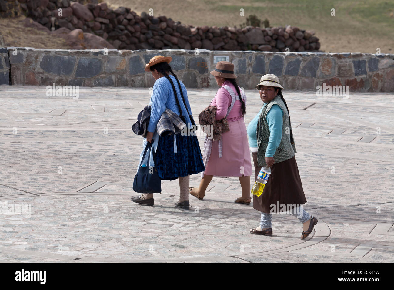 Drei peruanische Frauen zu Fuß auf die gepflasterte Fläche. Stockfoto