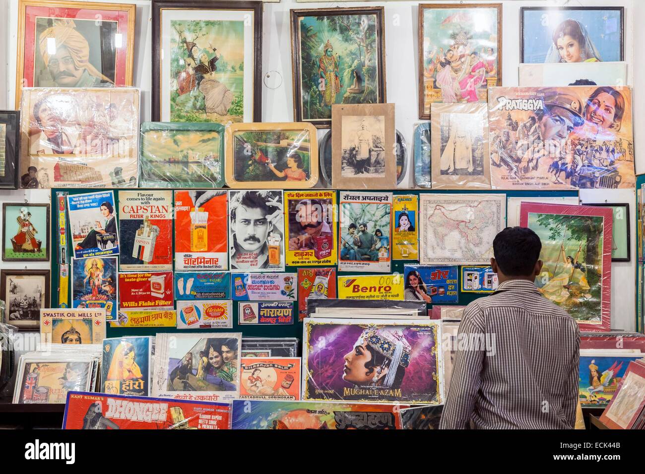 Indien, New Delhi, Hauz Khas Dorf Speichern aller Künste, das Altpapier (Werbung, Filmplakate, Lithographien...) verkauft Stockfoto