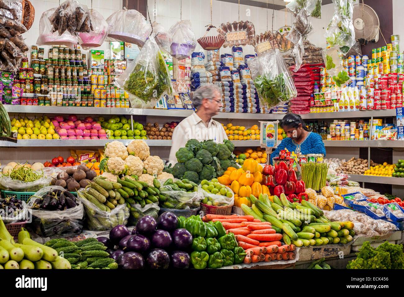 Indien, Neu-Delhi, INA Market (Indian National Army Market), Lebensmittelmarkt, verkaufen Obst und Gemüse Stockfoto