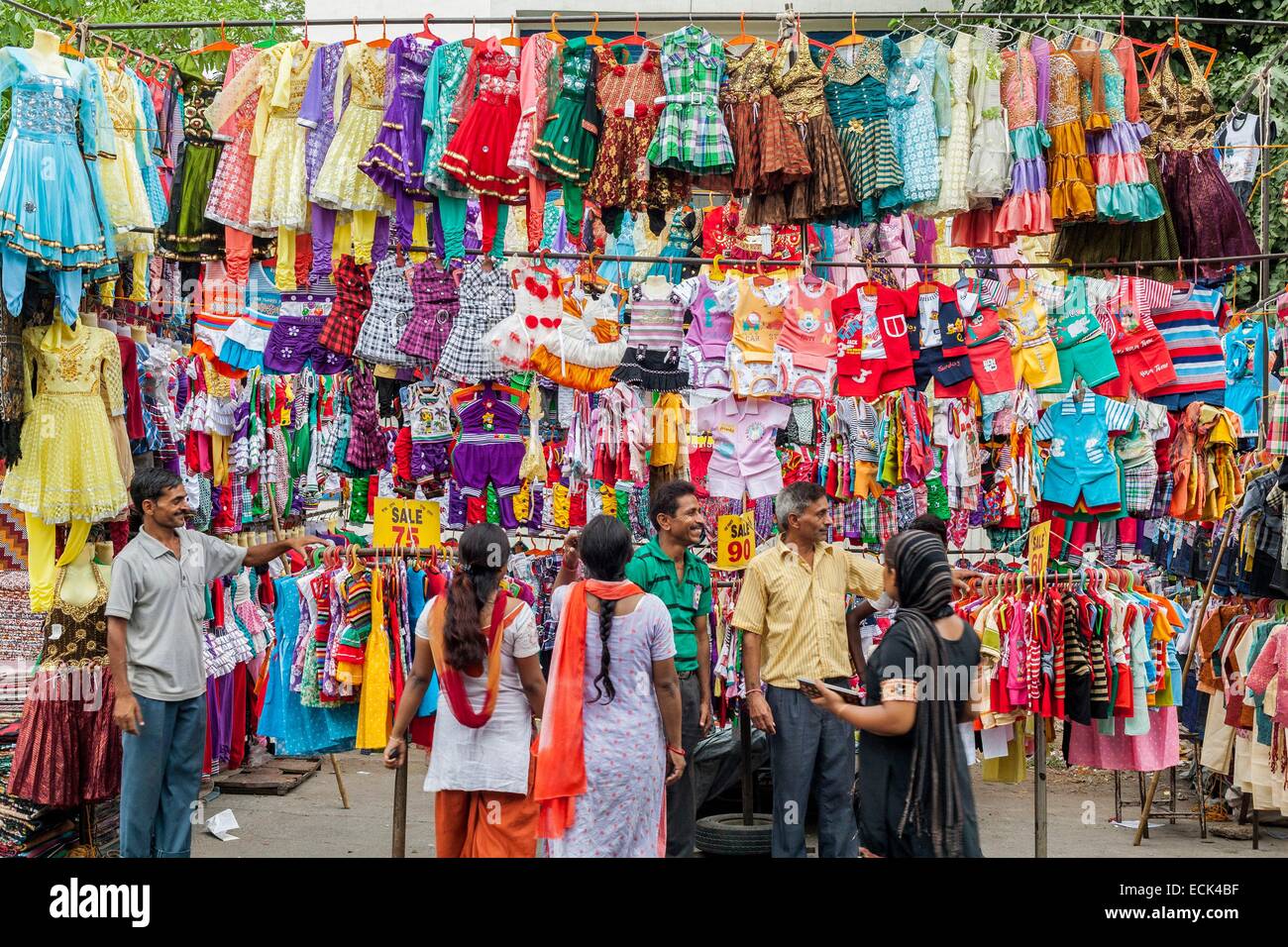 Indien, Neu-Delhi Saket District, Saket Market, Verkäufer von Kinderbekleidung Stockfoto