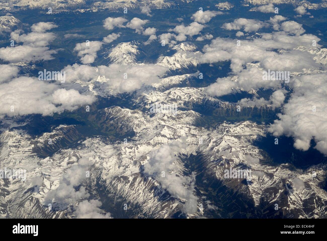 Rumänien, Karpaten, schneebedeckten Bergkette (Luftbild) Stockfoto