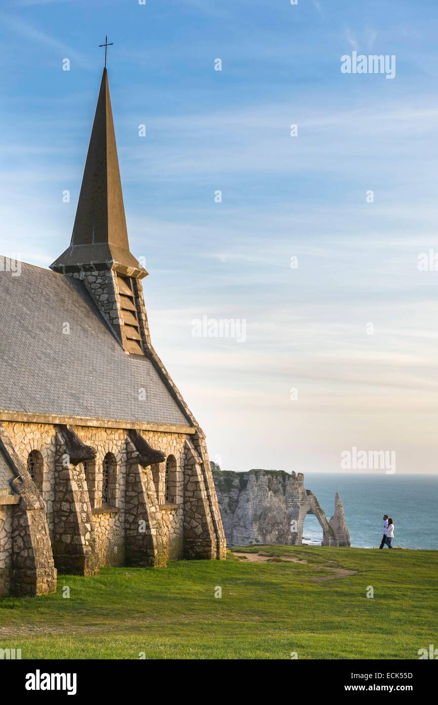 Frankreich, Seine Maritime, Pays de Caux, Alabaster Küste, Etretat, Notre Dame De La Garde Kapelle, Beschützer der Fischer, gehockt Amont Klippe und Aval Klippe im Hintergrund Stockfoto