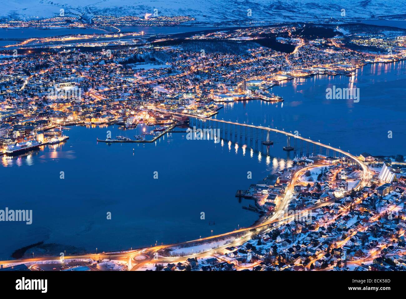 Norwegen, Lappland, Troms, Tromsø, die Stadt in der Dämmerung vom Berg