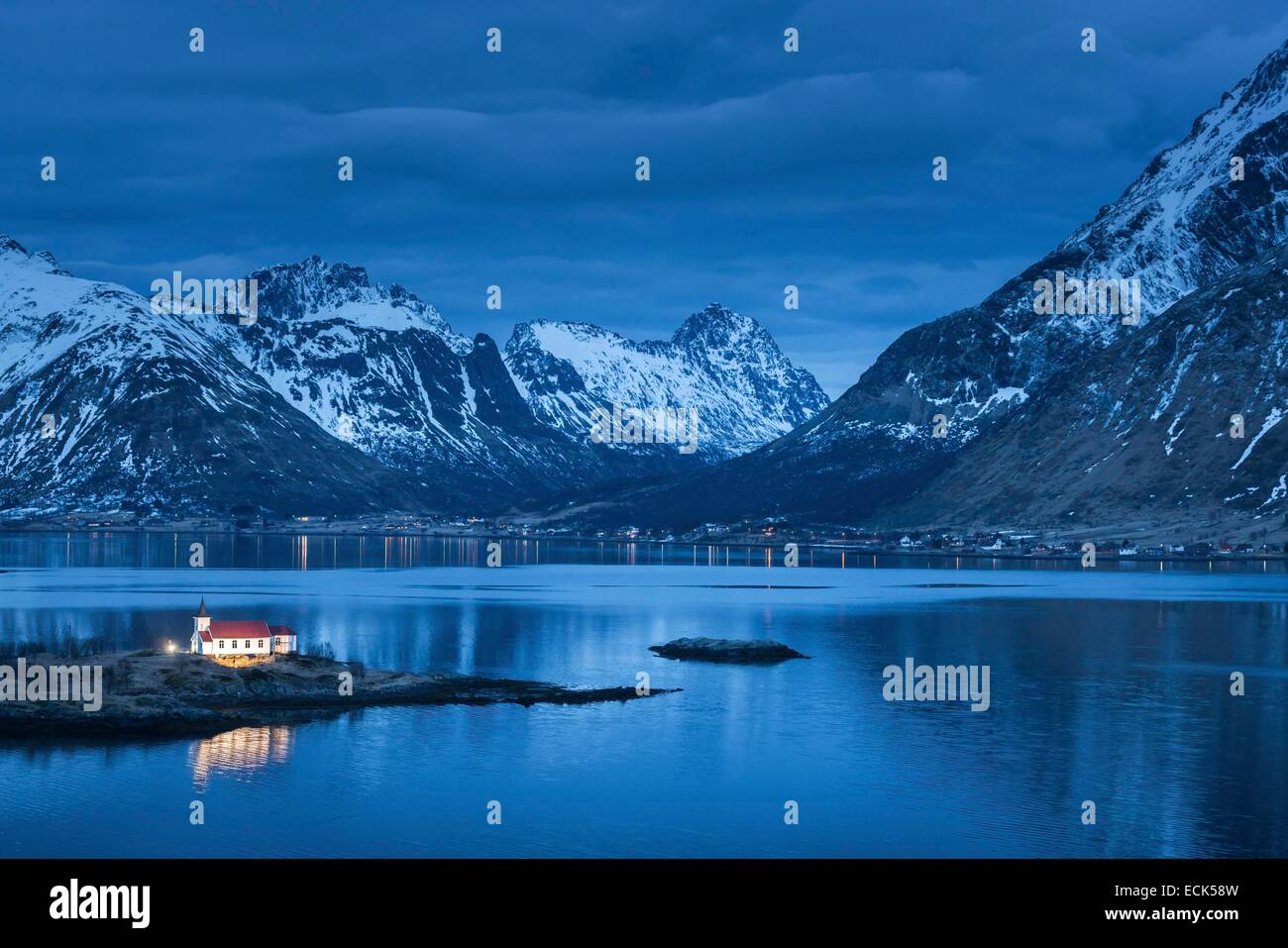 Norwegen, Nordland, Lofoten Inselgruppe, Austvagoya Insel, Sildpollnes Kirche in der Dämmerung Stockfoto