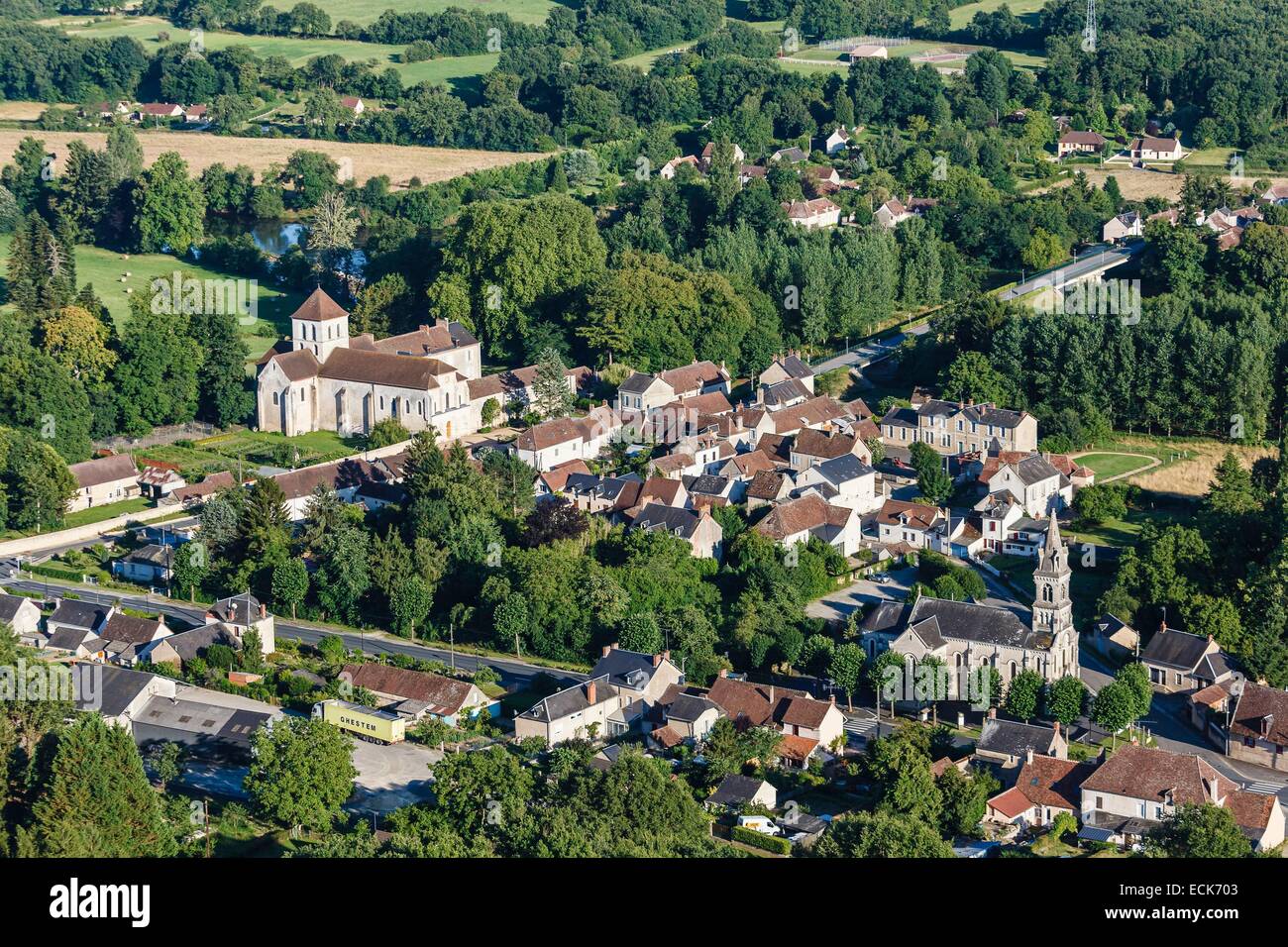Frankreich, Indre, Ruffec, Dorf und Priorat Saint Martial (Luftbild) Stockfoto