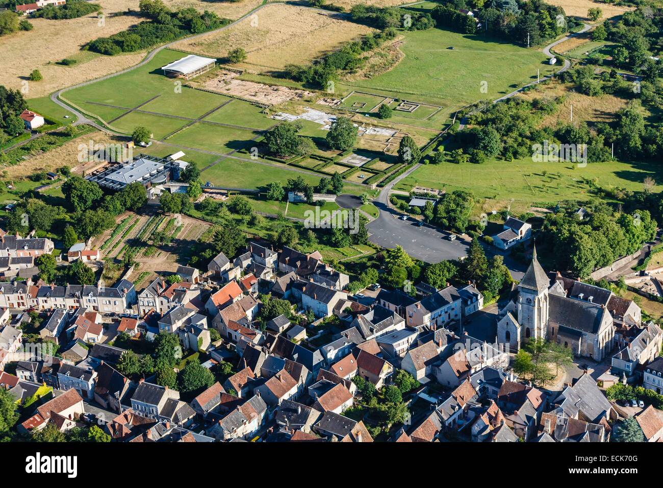 Frankreich, Indre, Saint Marcel, archäologische Ausgrabungen und das Dorf (Luftbild) Stockfoto