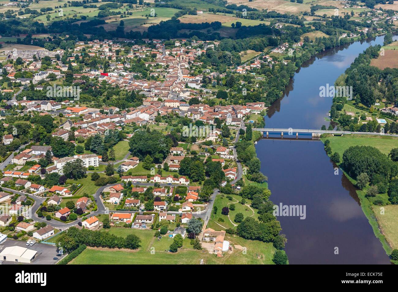 Frankreich, Vienne, Availles Limouzine, das Dorf am Fluss Vienne (Luftbild) Stockfoto
