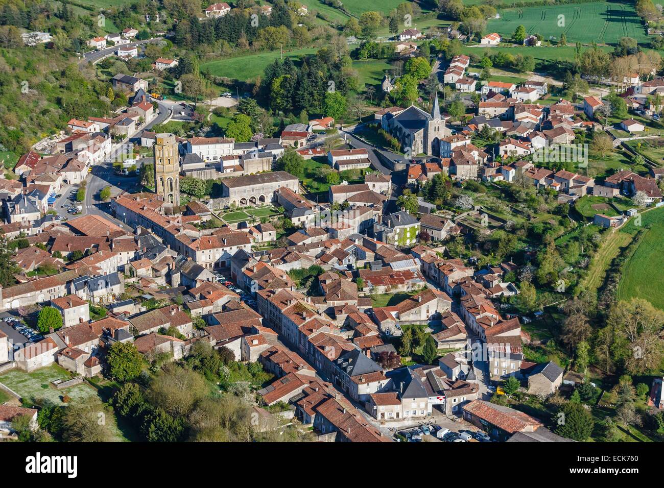 Frankreich, Vienne, Charroux, das Dorf und die Abtei (Luftbild) Stockfoto