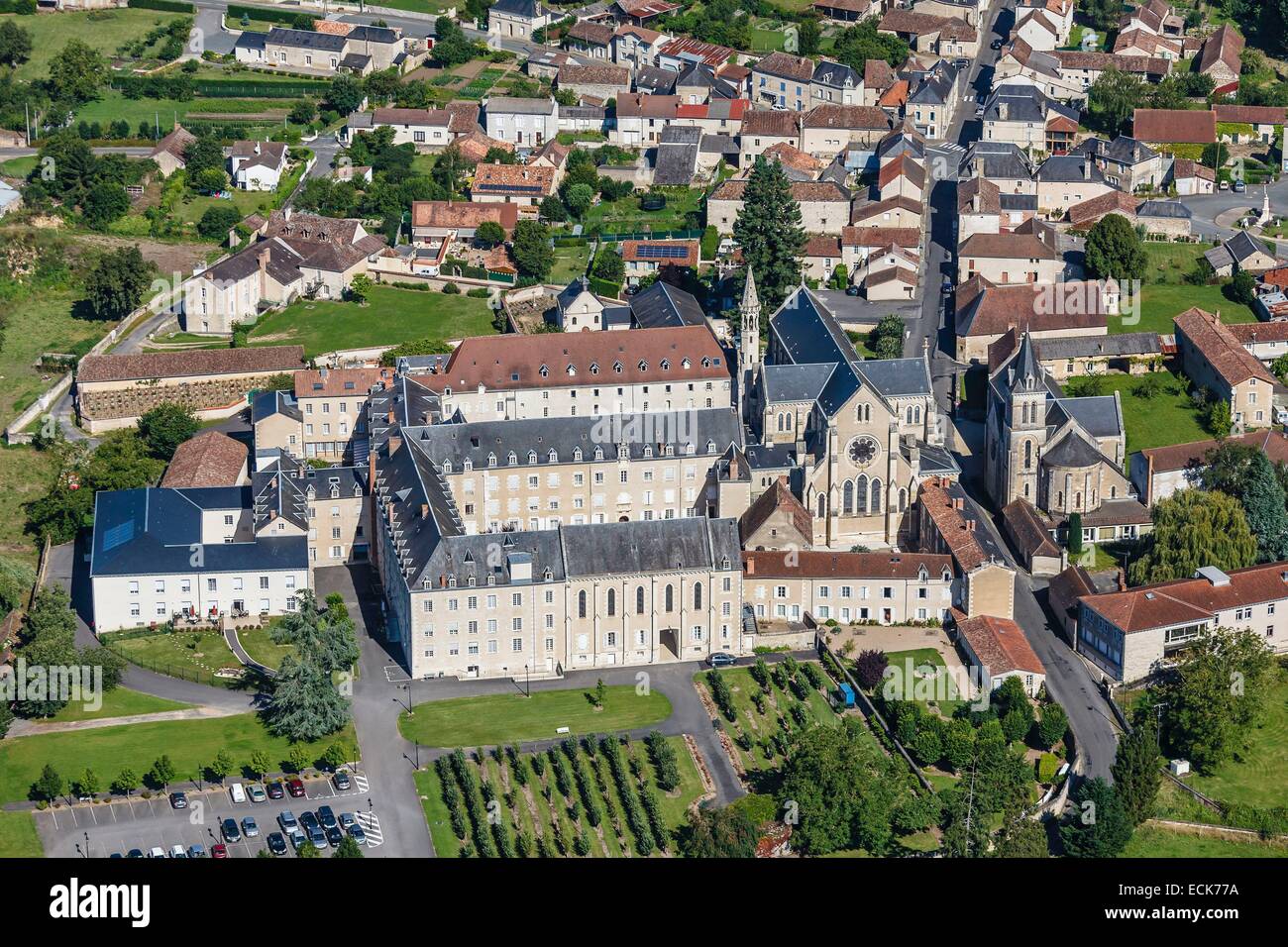 Frankreich, Vienne, La Puye, das Dorf und das Kloster (Luftbild) Stockfoto