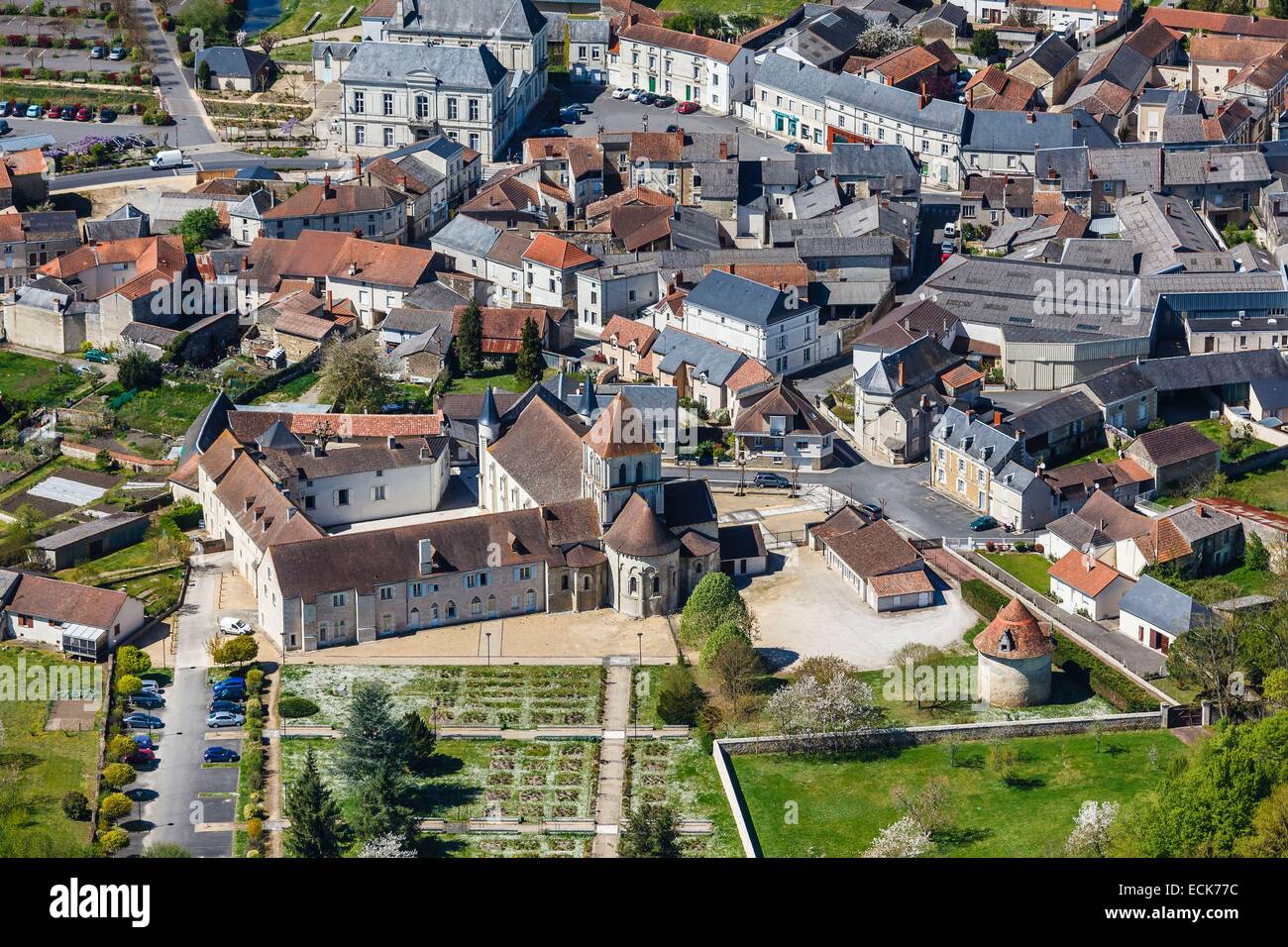 Frankreich, Vienne, Lencloitre, die Kirche und das Dorf (Luftbild) Stockfoto