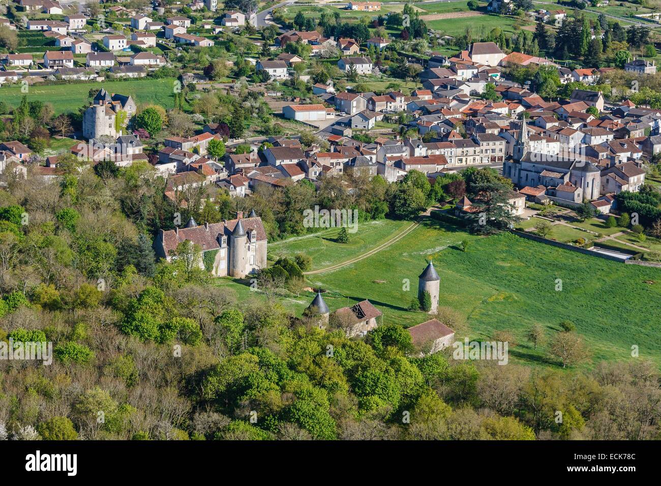 Frankreich, Vienne, Persac, la Mothe Burg und das Dorf (Luftbild) Stockfoto