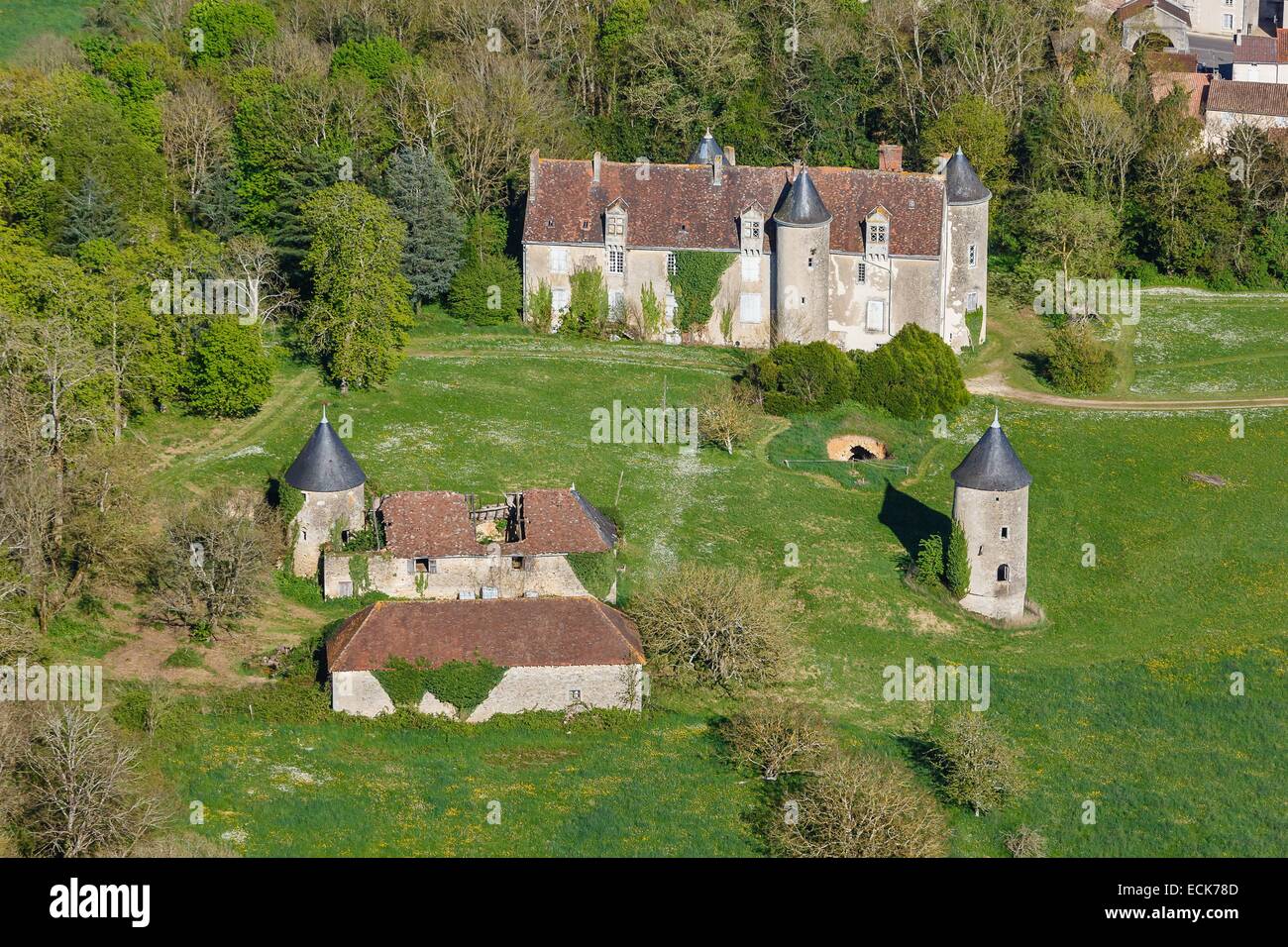 Frankreich, Vienne, Persac, la Mothe Burg (Luftbild) Stockfoto