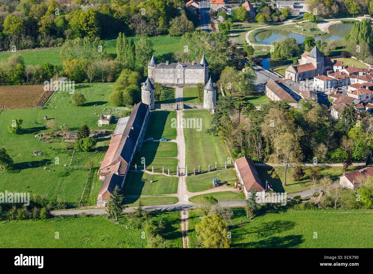 Frankreich, Vienne, Saint-Martin l'Ars, die Burg und das Dorf (Luftbild) Stockfoto