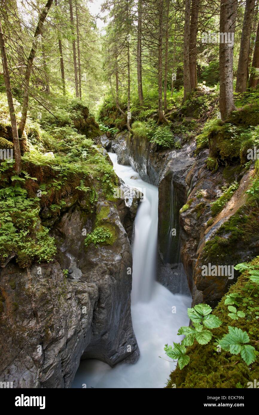 Frankreich, Haute Savoie, Wasserfall oberhalb von Notre-Dame des Gorges Kapelle, Les Contamines Monjoie Stockfoto