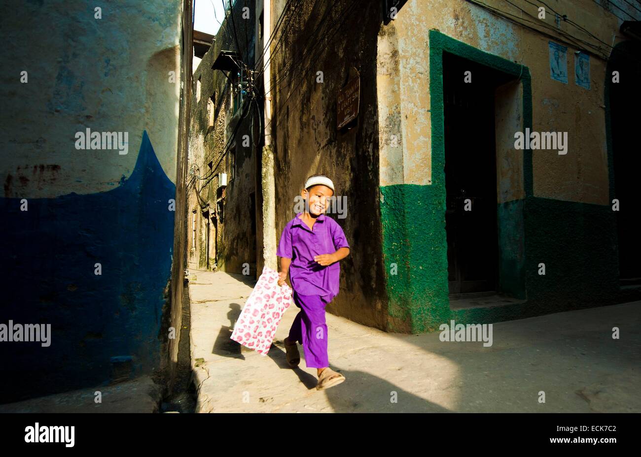Kenia, Lamu-Archipel, Lamu, Schüler laufen auf der Straße Stockfoto