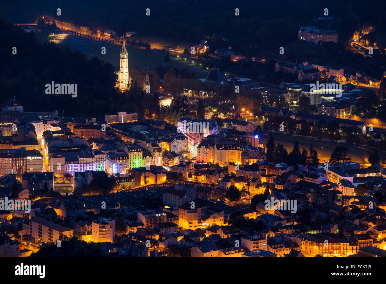 Frankreich, Hautes-Pyrenäen, Lourdes, Übersicht bei Nacht, Puffer-Zone des International Dark Sky Reserve Stockfoto