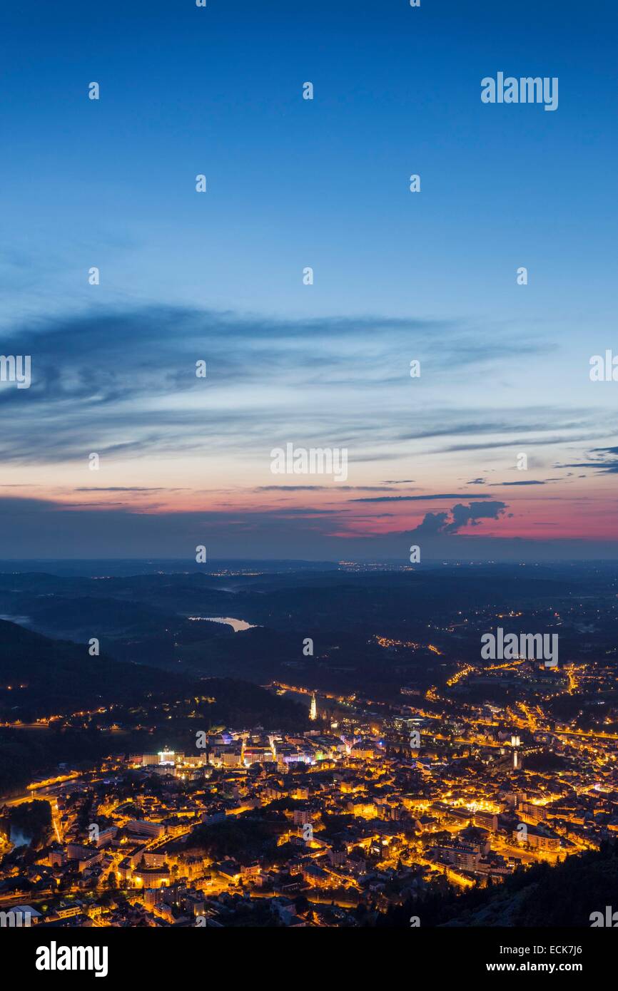 Frankreich, Hautes-Pyrenäen, Lourdes, Übersicht bei Nacht, Puffer-Zone des International Dark Sky Reserve Stockfoto