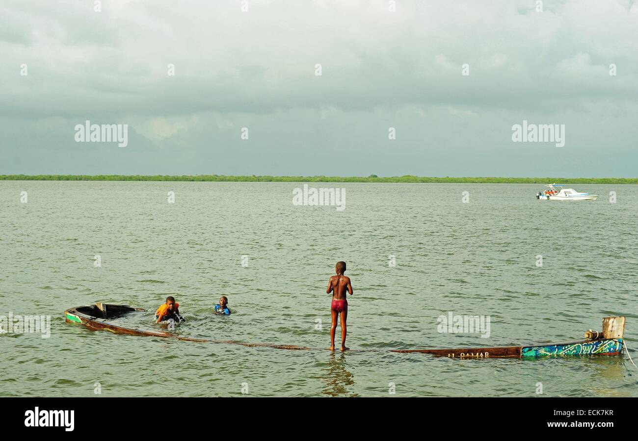 Kenia, Lamu-Archipel, Lamu, Kinder, die Spaß am Untergang Piratenschiff Stockfoto