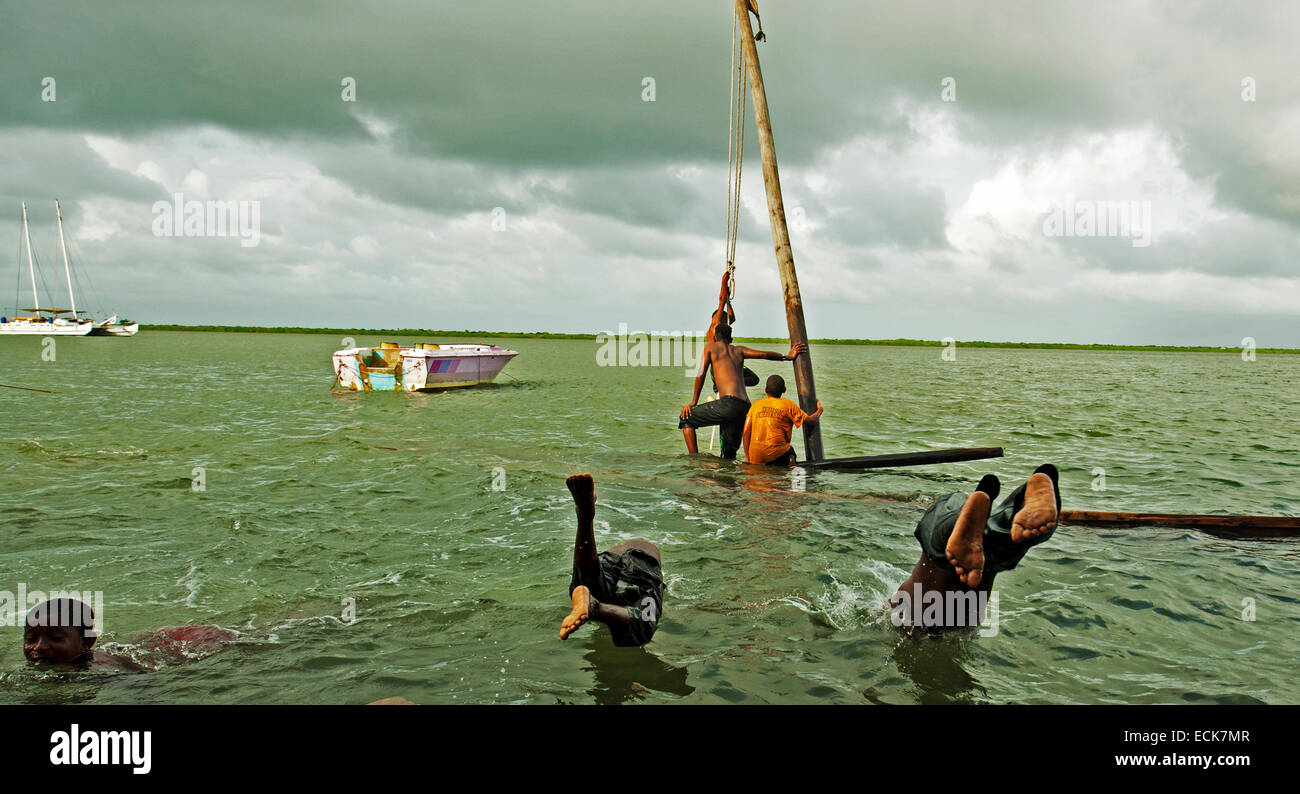 Kenia, Lamu-Archipel, Lamu, Kinder, die Spaß am Untergang Piratenschiff Stockfoto