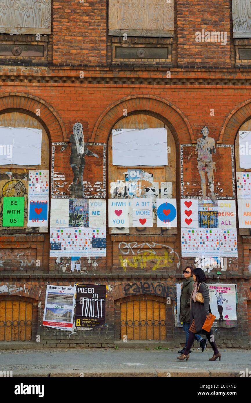 Deutschland, Berlin, Spandauer Vorstadt in Berlin-Mitte, Straßenkunst und Plakate in der Auguststraße Stockfoto