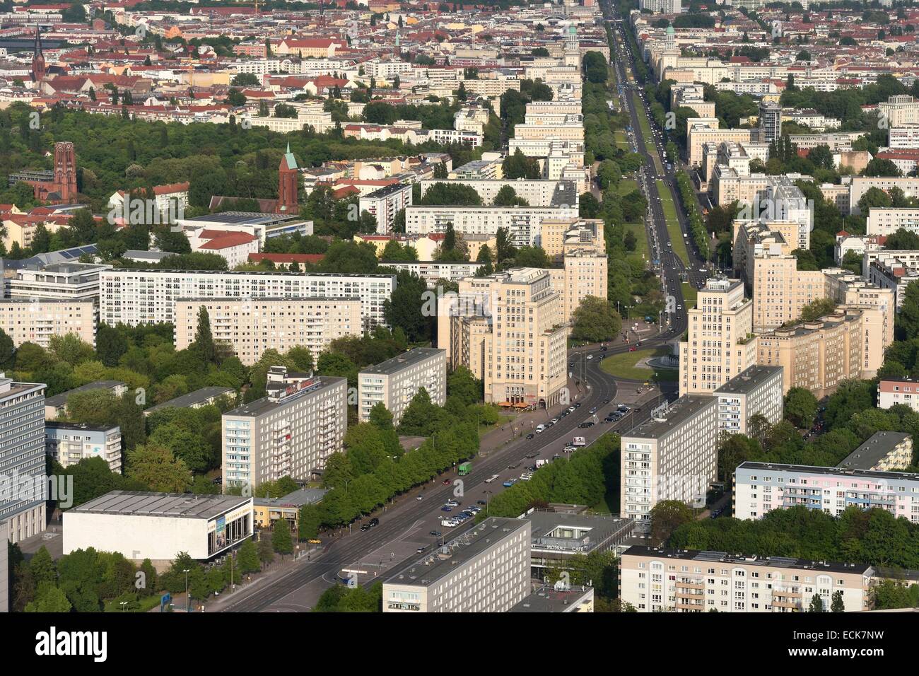 Deutschland, Berlin, Karl-Marx-Allee ist die größte Arterie der führenden Land vom Alexanderplatz, Frankfurter Tor und das kommunistische Regime vorgeführt jährlich seine Armee dort Stockfoto