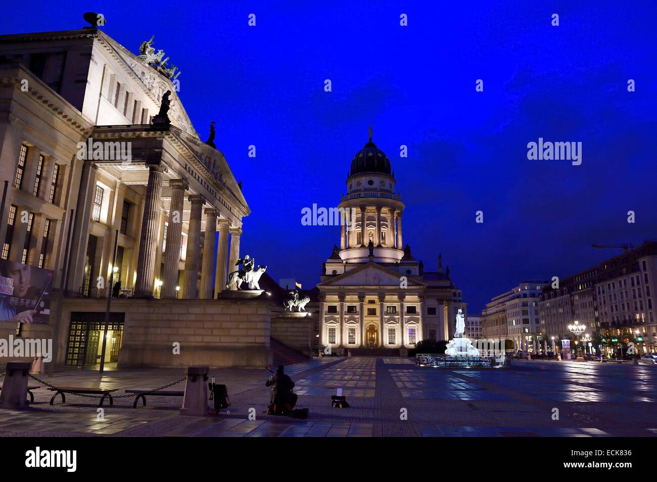 Deutschland, Berlin, Mitte Bezirk, Gendarmenmarkt, das Theater Schauspielhaus (Konzerthaus) links und französische Kirche rechts Stockfoto