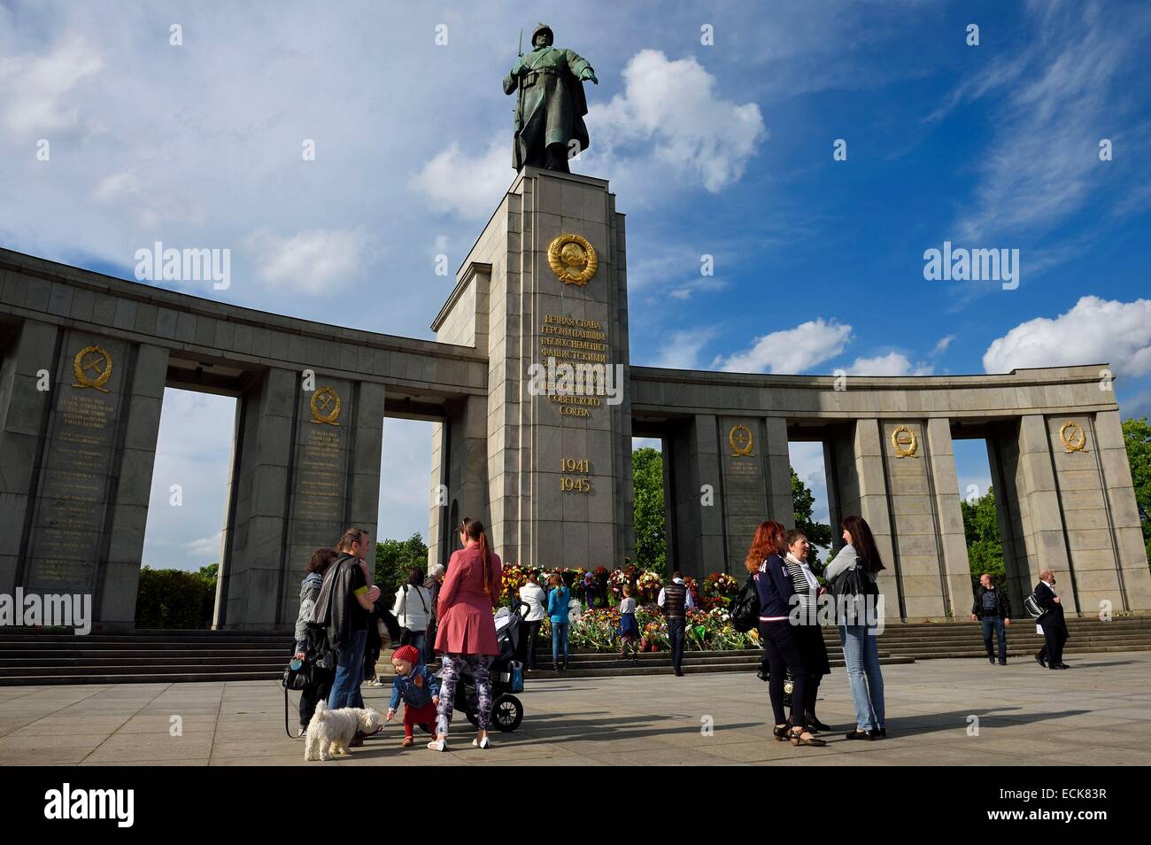 Deutschland, Berlin, Tiergaten Bezirk, sowjetische Denkmal 81.116 Soldaten der Roten Armee, die während der Schlacht um Berlin im April / Mai 1945, Jahresfeier der Kapitulation Nazi-9. Mai 1945 für Russen starben Stockfoto