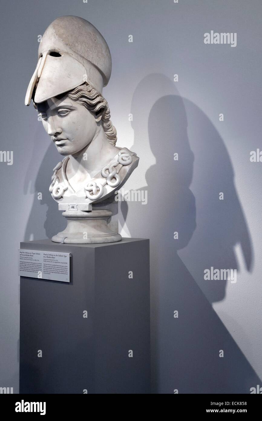 Deutschland, Berlin, Museumsinsel, Weltkulturerbe der UNESCO, Altes Museum beherbergt eine Sammlung von antiken Werken, Kopf der Athena in den Velletri geben auf eine moderne Büste nach 400 v. Chr. original Stockfoto