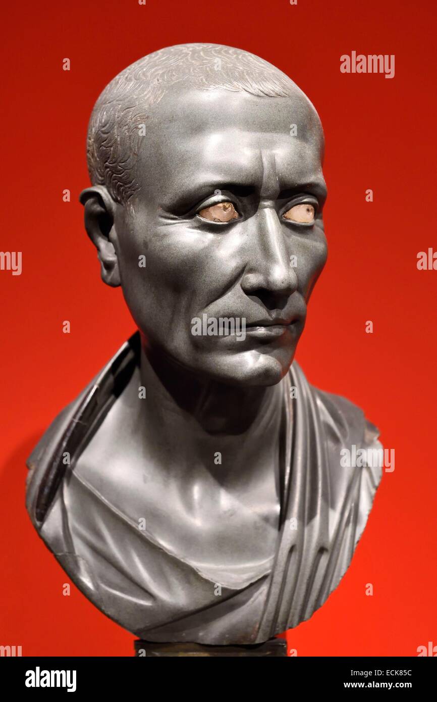 Deutschland, Berlin, Museumsinsel, aufgeführt als Weltkulturerbe der UNESCO, Altes Museum beherbergt eine Sammlung von antiken Werken, posthume Büste Kaiser Julius Caesar (1-50 n. Chr.) Stockfoto