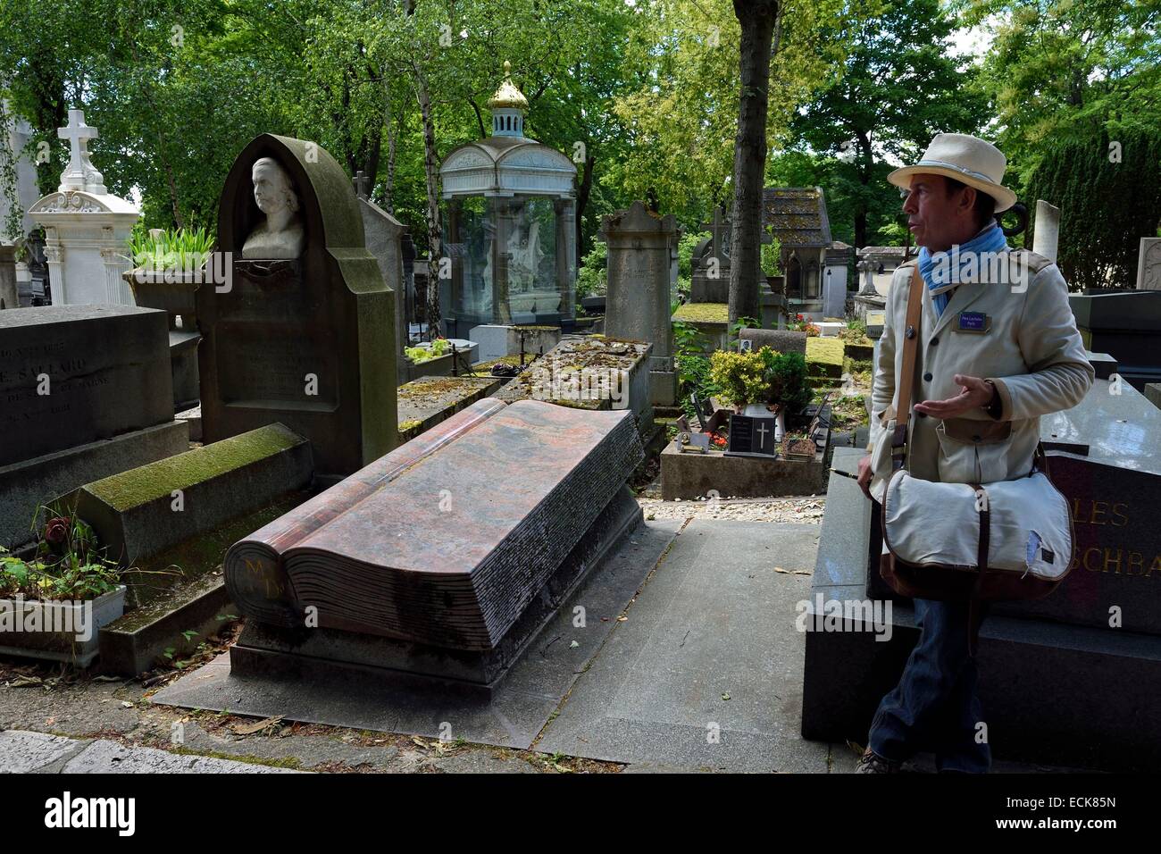 Frankreich, Paris, Pere Lachaise Friedhof, zukünftige Grab in Buchform aus der Soziologe Mattei Dogan (nicht starb im Jahr 2014) Stockfoto