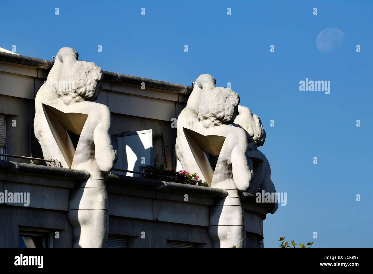 Frankreich, Paris, Gebäude an der Kreuzung der Avenue Daumesnil und Rue de Rambouillet, Statuen Stockfoto