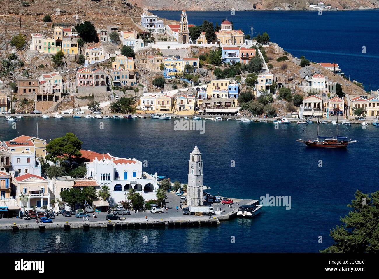 Griechenland, Dodekanes, Rhodos Insel Symi, klassizistischen Giebel Häuser sind auf den Hügeln mit Blick auf das Meer und den Hafen inszeniert. Stockfoto