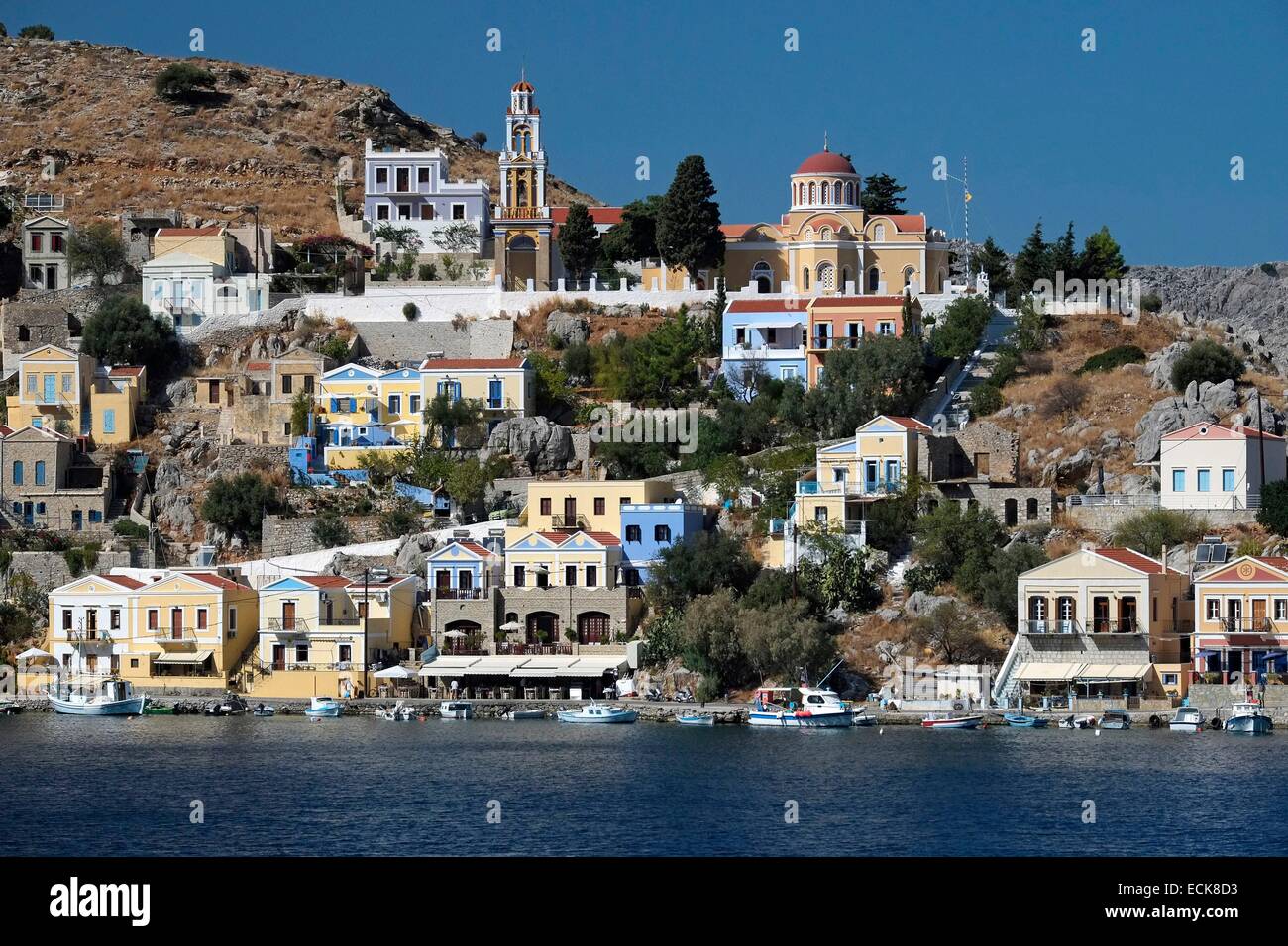 Griechenland, Dodekanes, Rhodos Insel Symi, klassizistischen Giebel Häuser sind auf den Hügeln mit Blick auf das Meer und den Hafen inszeniert. Stockfoto