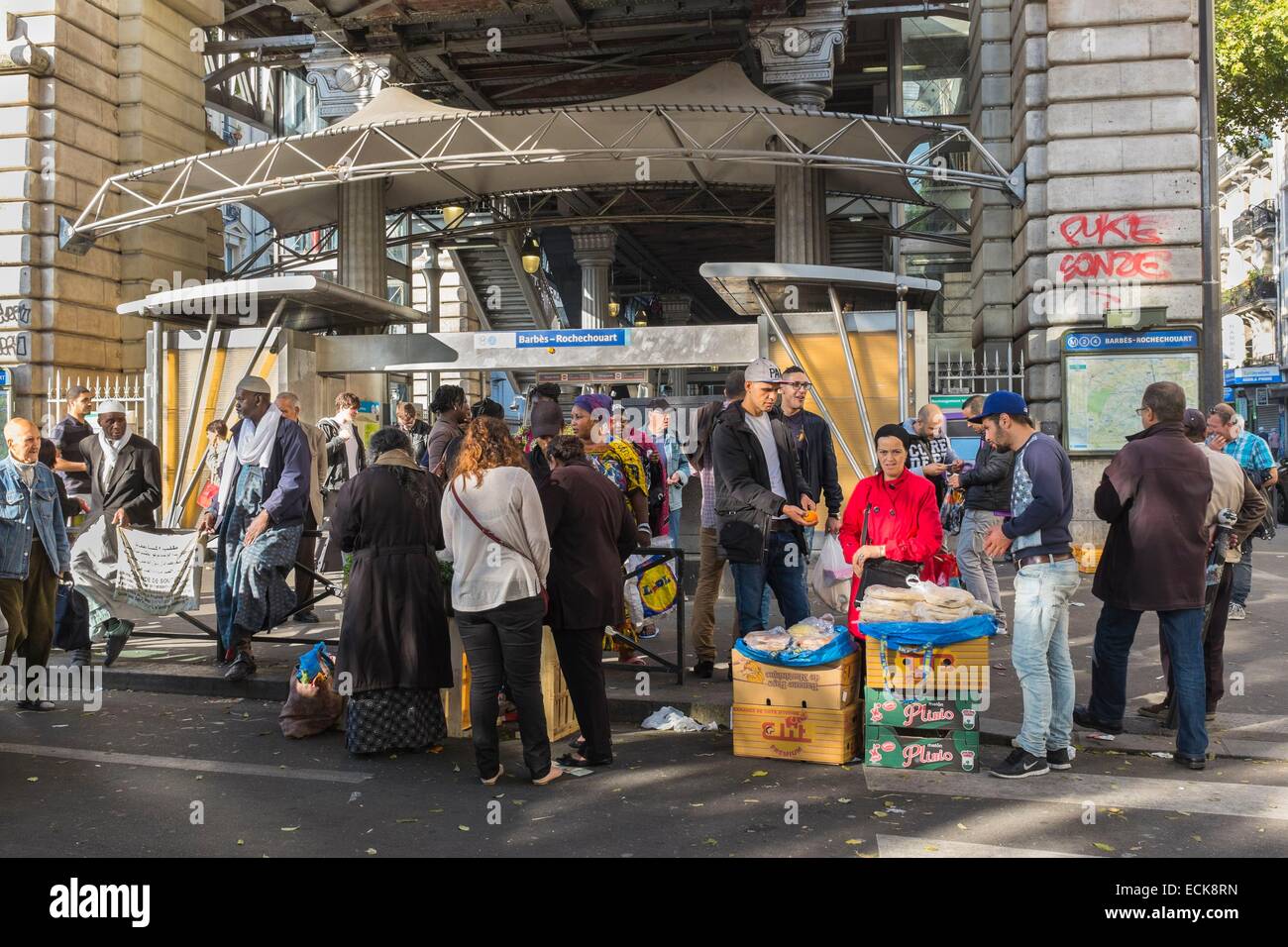 Frankreich, Paris, Boulevard De La Chapelle, Barbes Markt unter der erhöhten Metro Barbes Rochechouart Stockfoto